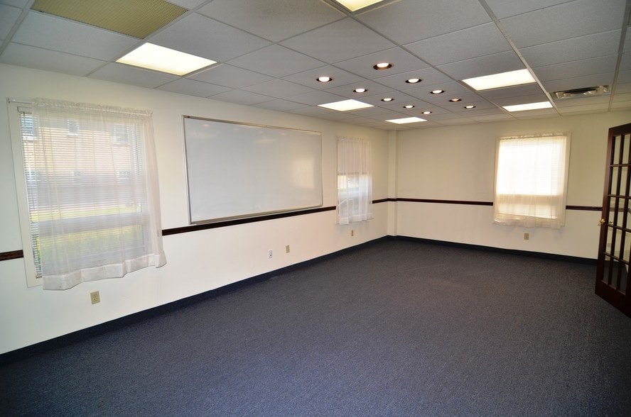 More Photos Of 107 W Main St, Clinton Office For Lease