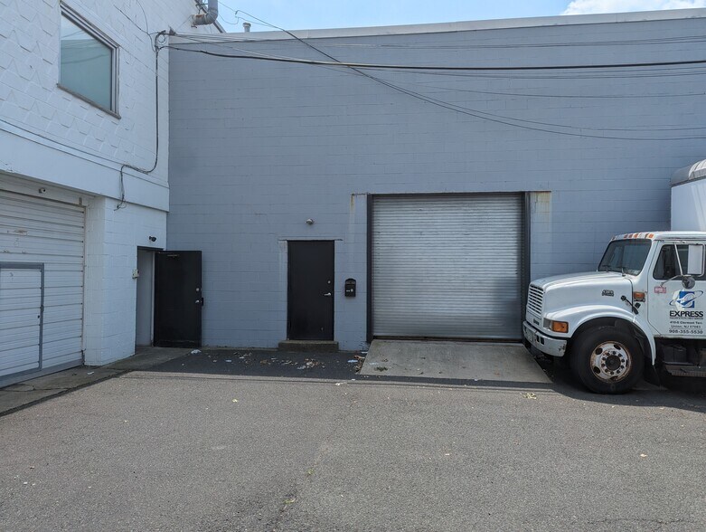 More Photos Of 1166-1200 W Chestnut St, Union Township Showroom For Lease