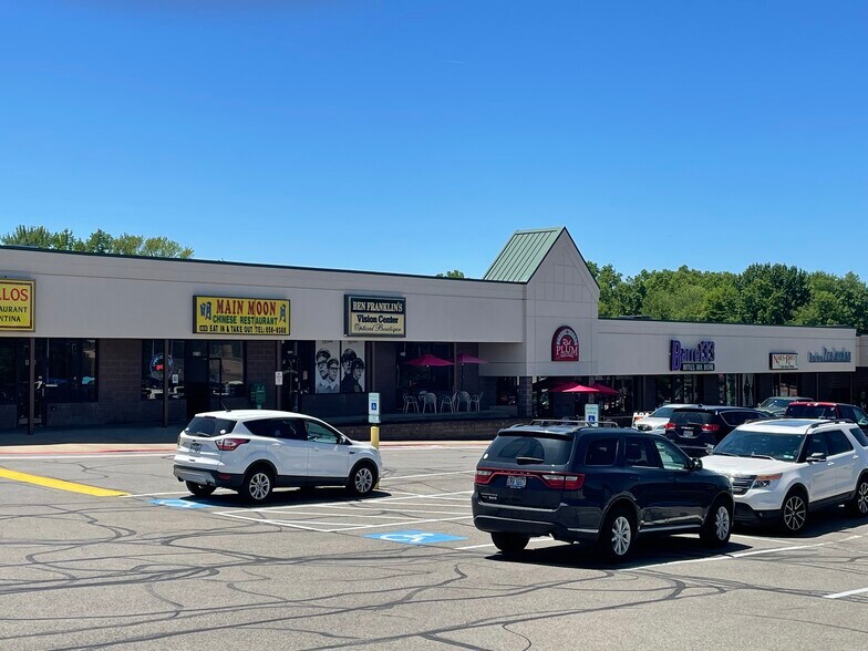 More Photos Of 8202-8280 E Market St, Warren Unknown For Lease