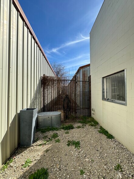 More Photos Of 4834 Vicksburg St, Dallas Manufacturing For Lease