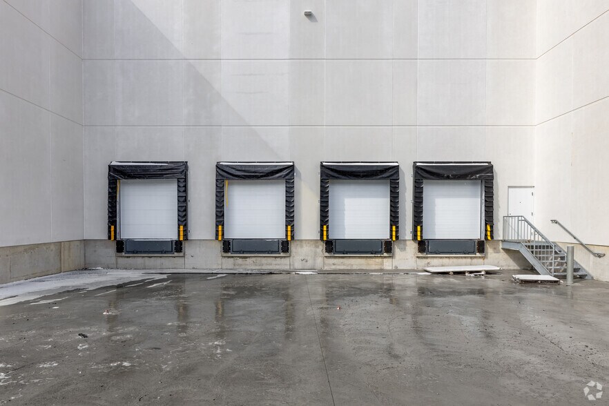 More Photos Of 180-190 Allstate Pky, Markham Distribution For Sale