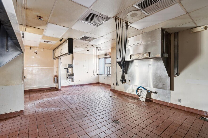 More Photos Of 1721 S Mechanic St, El Campo Fast Food For Sale