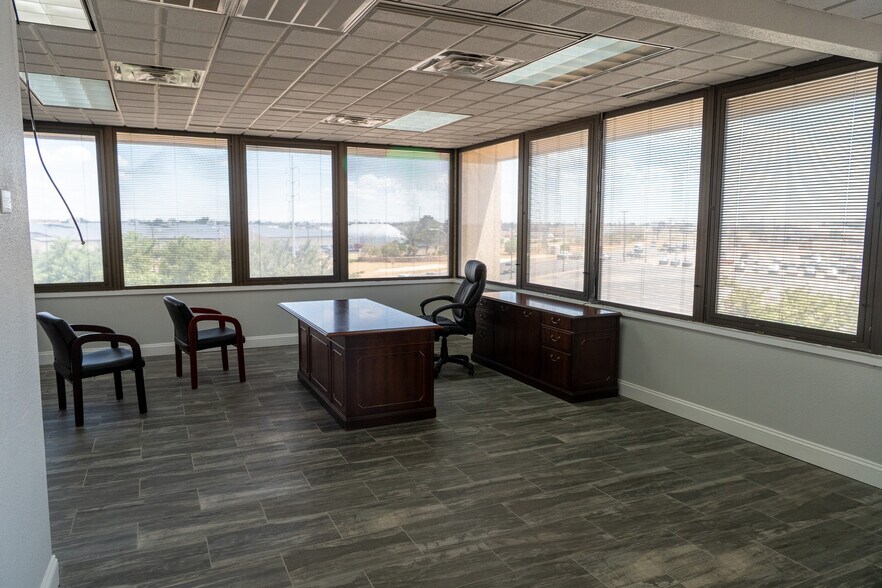 More Photos Of 125 W Missouri Ave, Midland Office For Sale