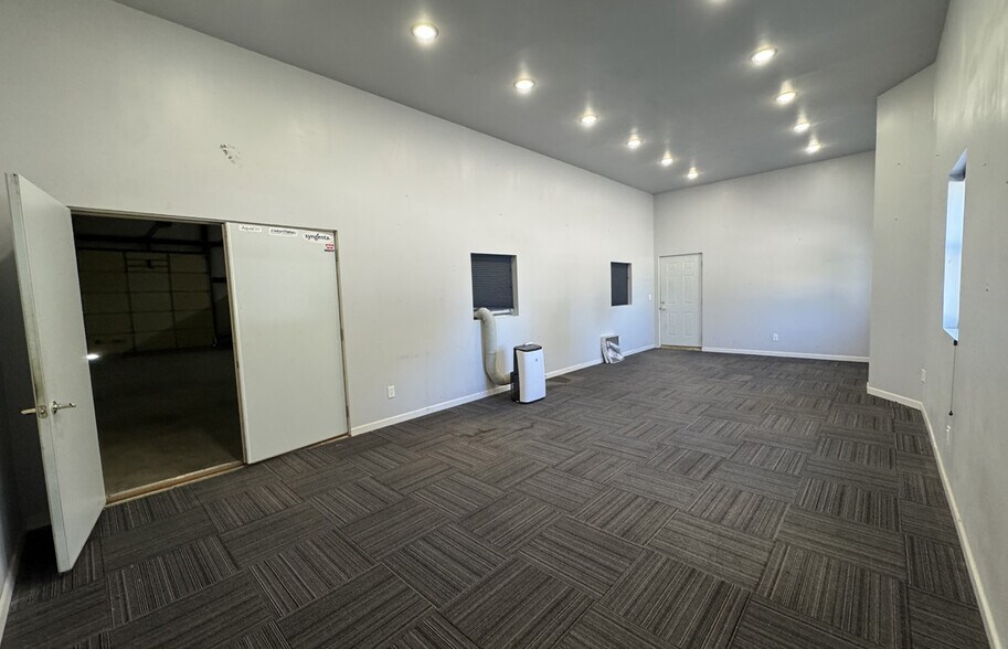 More Photos Of 422 W 2nd St, Bonner Springs Warehouse For Lease