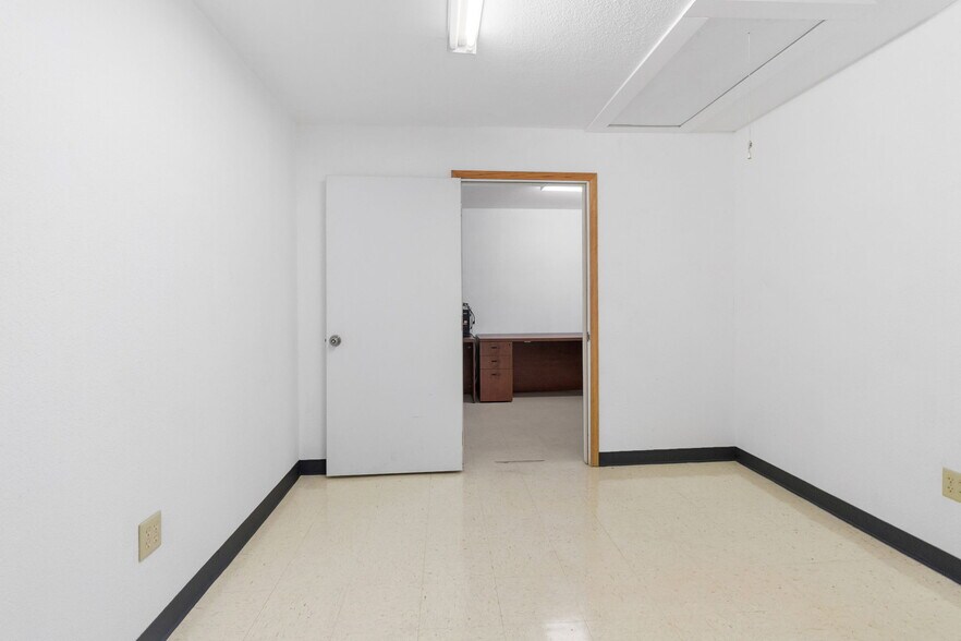 More Photos Of 8424 N HWY 69, Pollok Flex For Sale