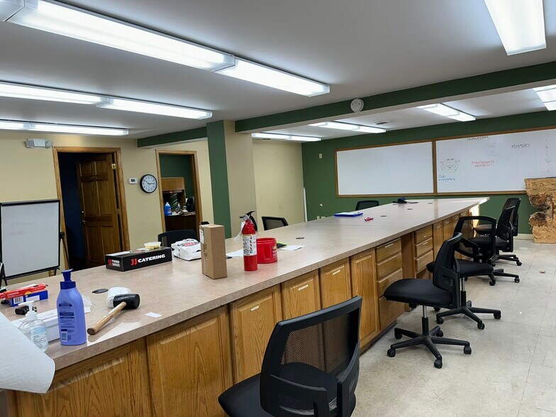 More Photos Of 5805 Murvihill Rd, Valparaiso Distribution For Sale