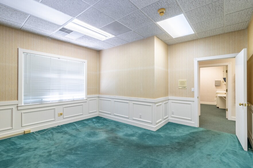 More Photos Of 1421 Ross Dr, Dalton Office For Sale