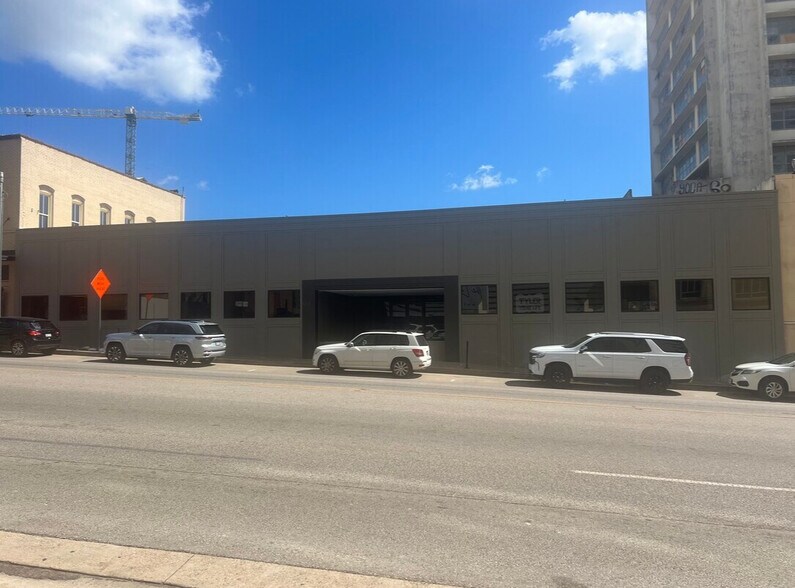 Primary Photo Of 120 S Broadway Ave, Tyler Office For Lease