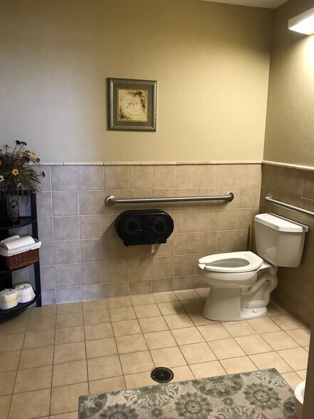 More Photos Of 3544 E 17th St, Ammon General Retail For Lease