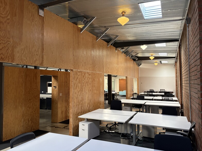 More Photos Of 248 Main St, Venice Light Distribution For Lease