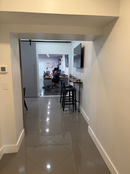 More Photos Of 2115-2145 SW 2nd Ave, Fort Lauderdale Showroom For Sale