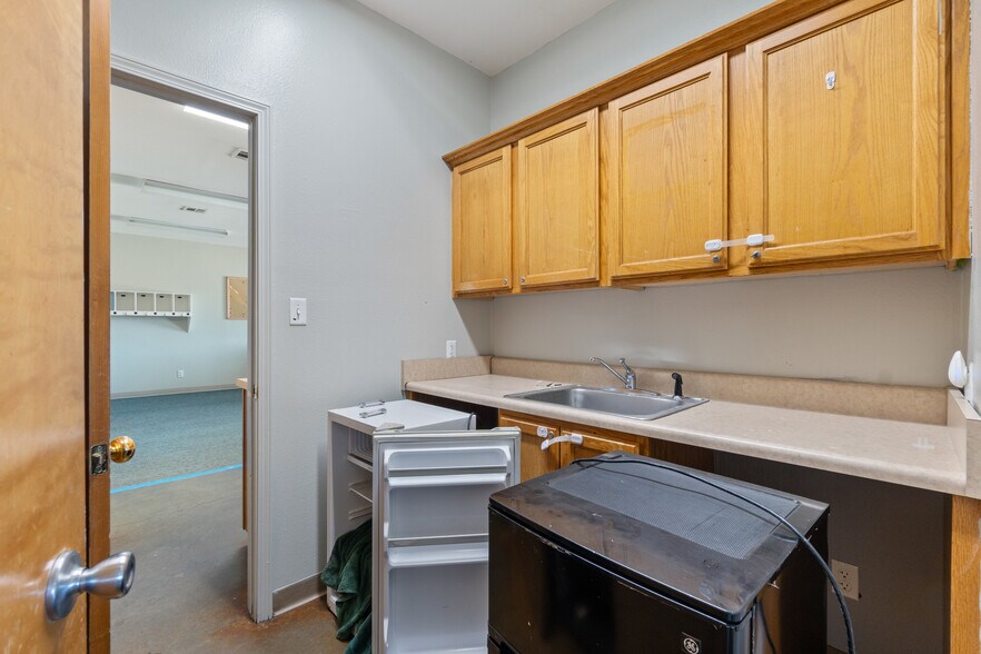 More Photos Of 185 Rebecca St, Gentry Office For Lease