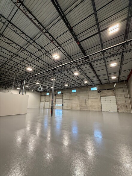 More Photos Of 365-399 Miles Pky, Bartlett Truck Terminal For Lease