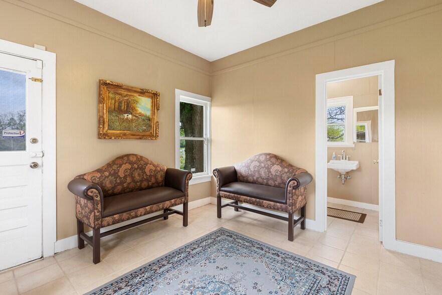 More Photos Of 53447 Highway 290, Hempstead Specialty For Sale