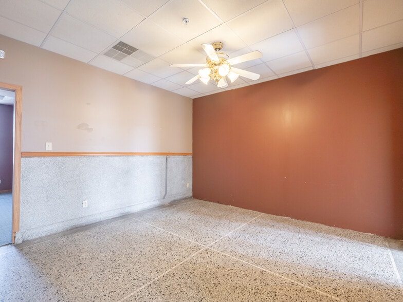 More Photos Of 353 Court St, Pekin Storefront Retail Residential For Sale