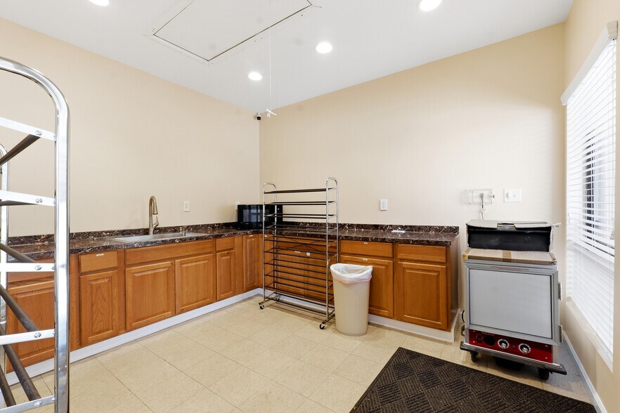 More Photos Of 415-421 W Pike St, Lawrenceville Office For Sale