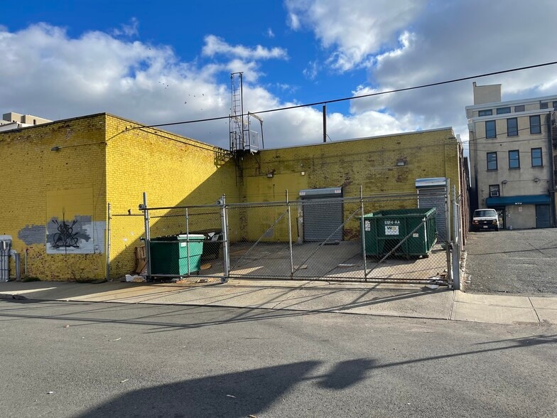 More Photos Of 1015 Broad St, Newark Storefront Retail Office For Lease