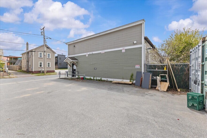 More Photos Of 21 Bright St, Burlington Freestanding For Sale