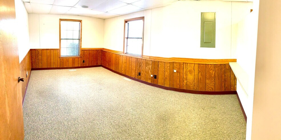 More Photos Of 10405 US Highway 59, Grove Medical For Lease