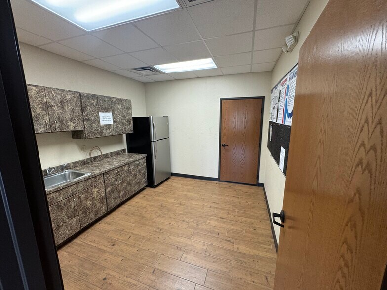 More Photos Of 3105 Davinion Rd, El Reno Manufacturing For Lease