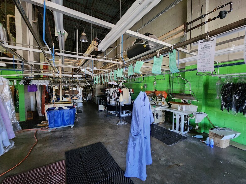 More Photos Of 129-139 Spring St, Herndon Showroom For Sale