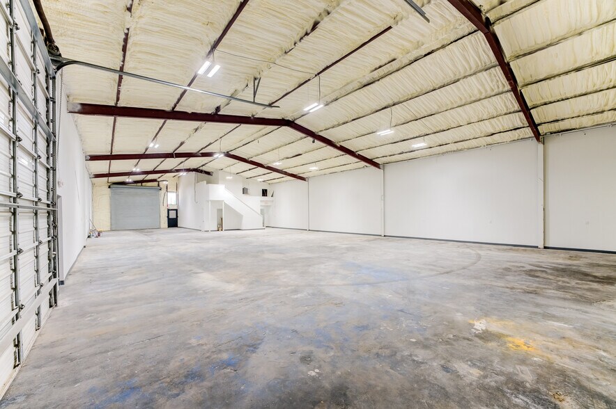 More Photos Of 10215 Papalote St, Houston Showroom For Lease