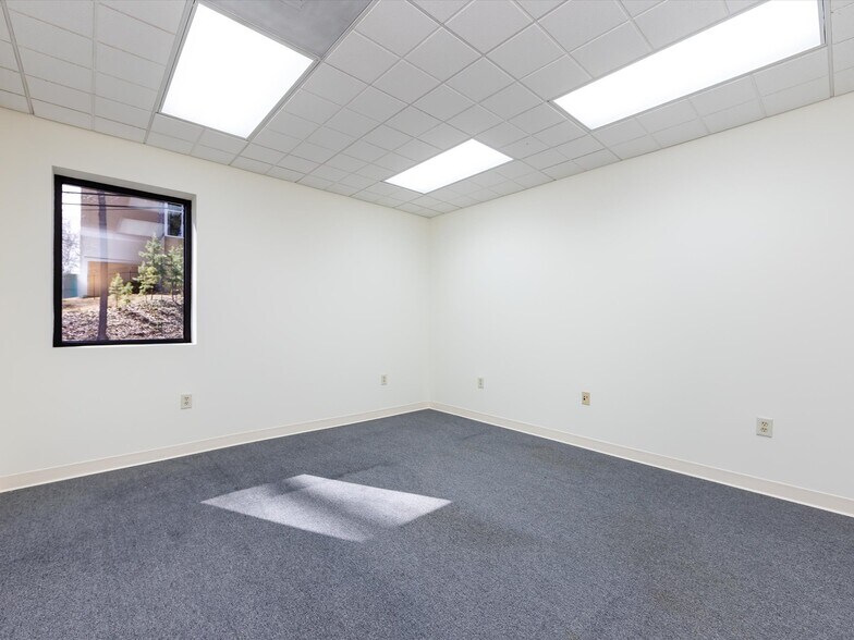 More Photos Of 1812 W Morehead St, Charlotte Office Residential For Lease