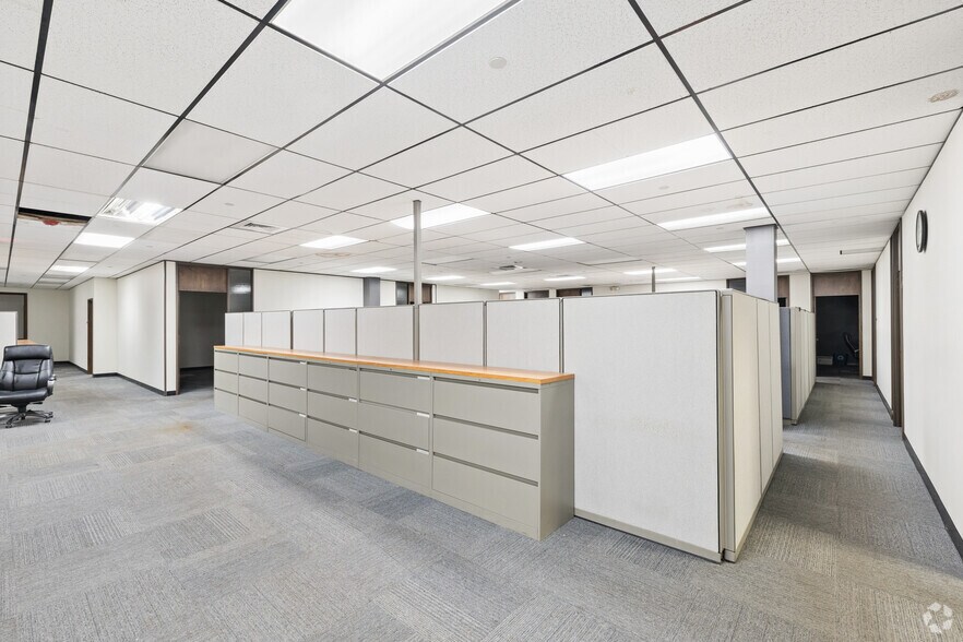 More Photos Of 92 Deerfield Rd, Windsor Unknown For Lease