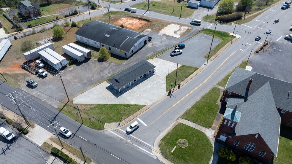 More Photos Of 121 13th St SW, Hickory Office For Sale