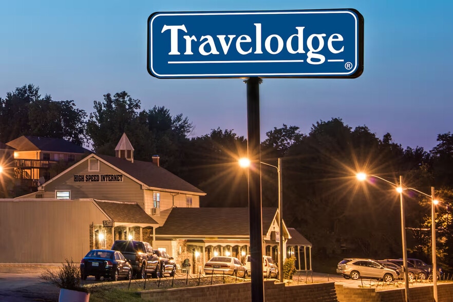 Primary Photo Of 504 Prairie View Rd, Platte City Hotel For Sale