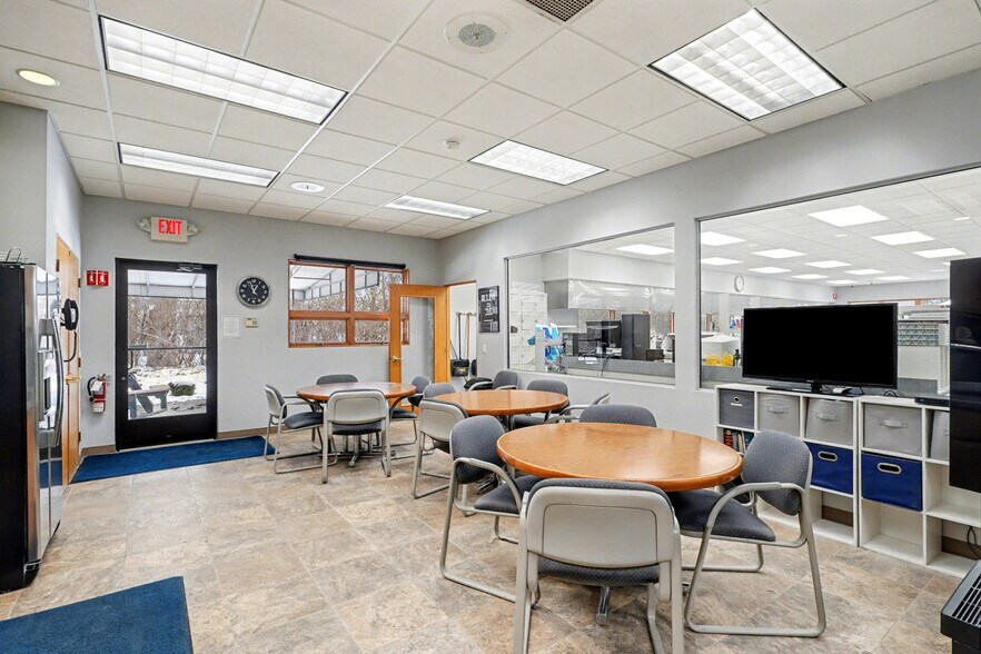 More Photos Of 5407 Hampton Pl, Saginaw Office For Sale