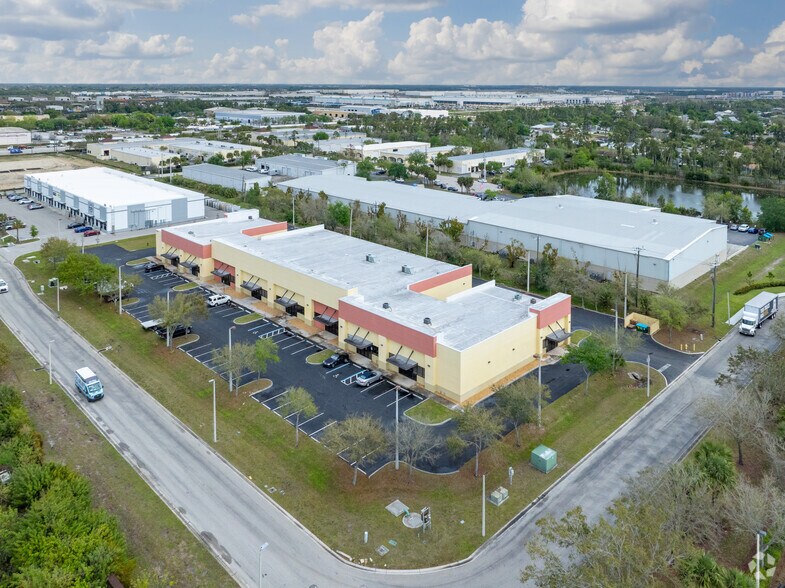 More Photos Of 17121 Cam Ct, Fort Myers Showroom For Lease