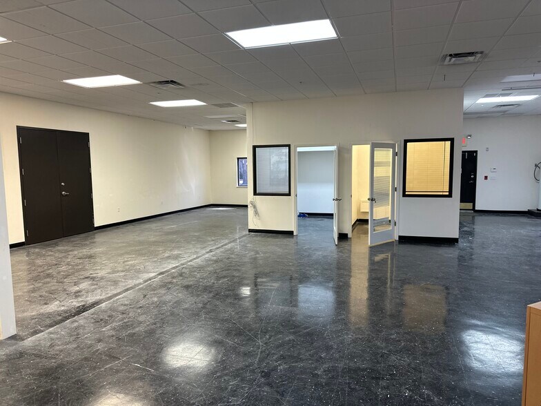More Photos Of 733-737 Commerce Dr, Venice Unknown For Lease