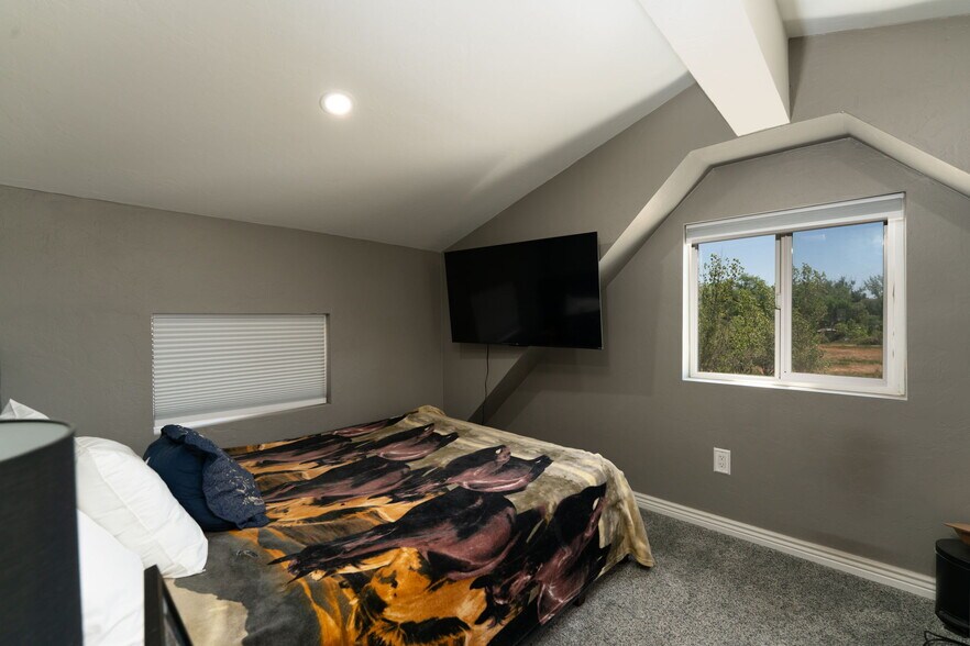 More Photos Of 1624 E Main St, Montrose Hotel For Sale
