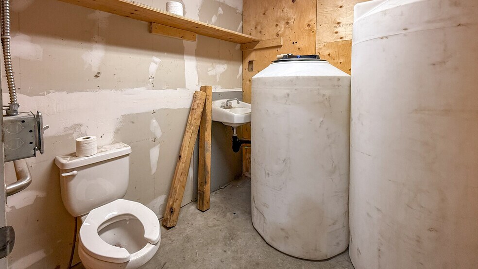 More Photos Of 9013-9021 Jim Bailey Rd, Kelowna Manufacturing For Sale