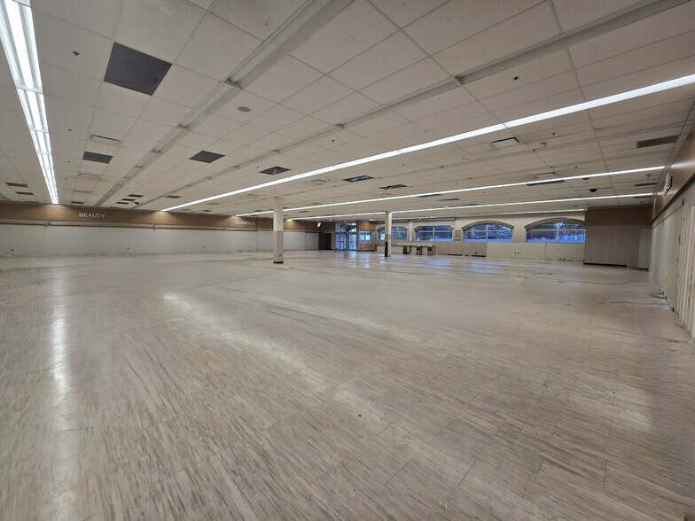 More Photos Of 1342-1376 Clifton Ave, Clifton Unknown For Lease