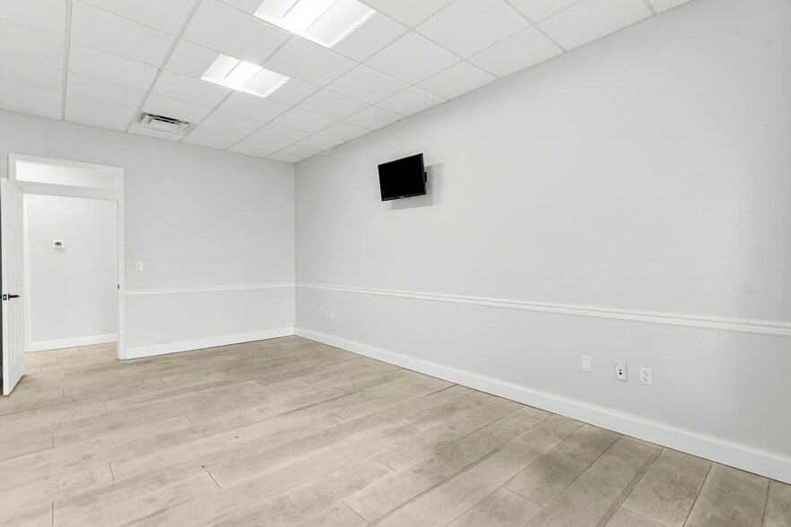 More Photos Of 5907 Sr-22, Panama City Funeral Home For Lease