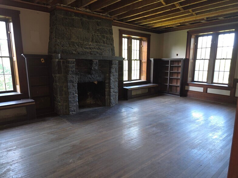 More Photos Of 328 Buckmarsh St, Berryville Flex For Sale
