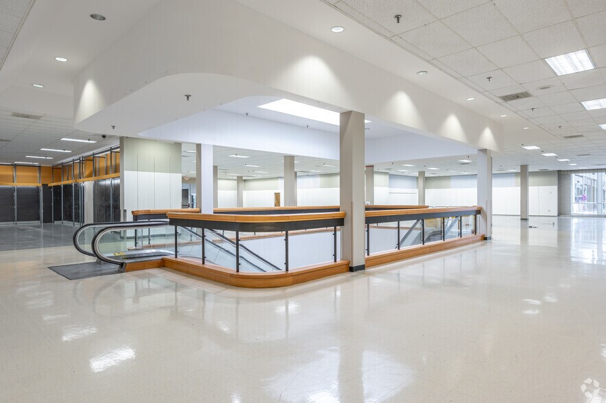 More Photos Of 4800 S Hulen St, Fort Worth Unknown For Lease