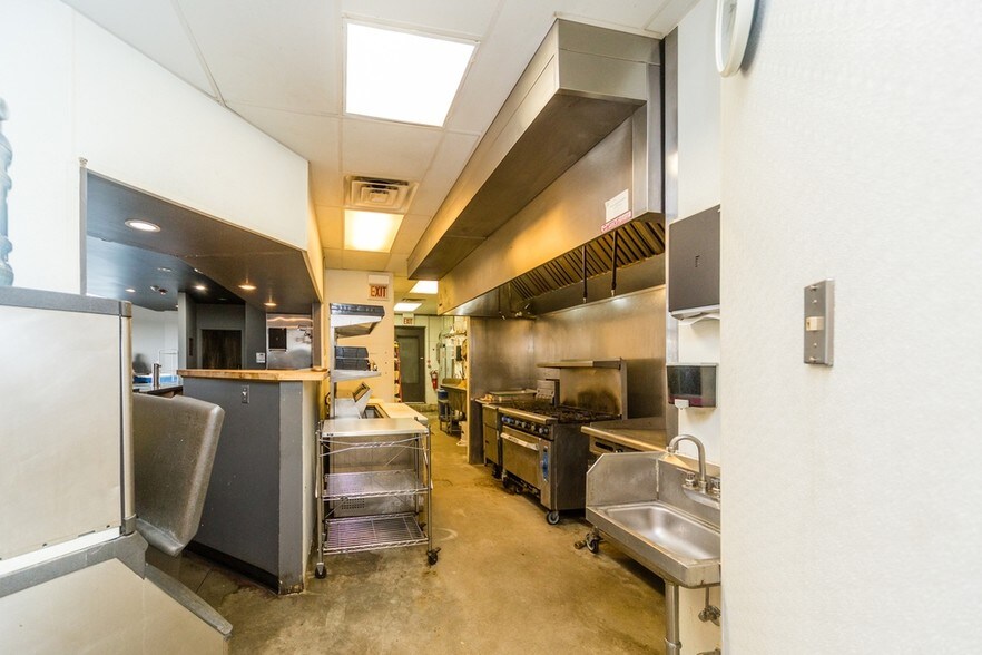 More Photos Of 1912 N Western Ave, Chicago Restaurant For Lease