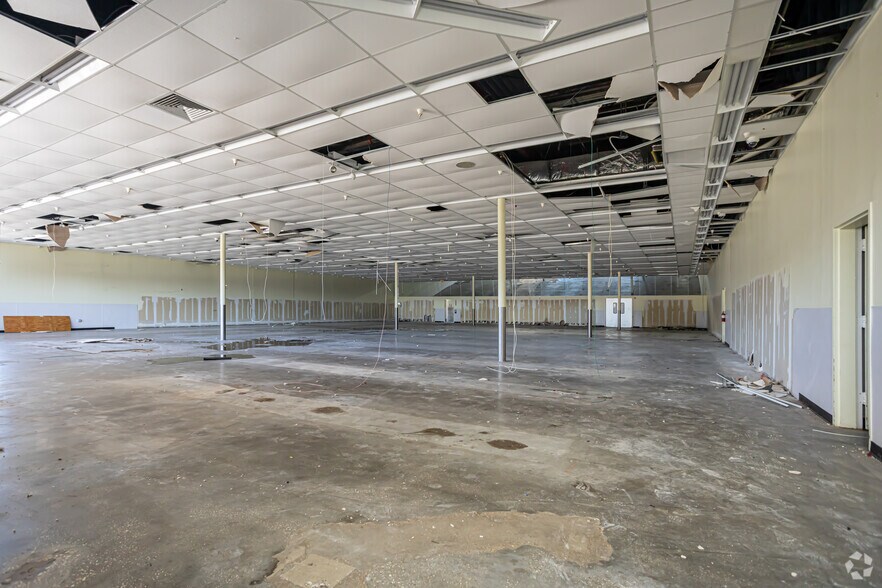 More Photos Of 5501 Crowder Blvd, New Orleans Storefront Retail Office For Lease