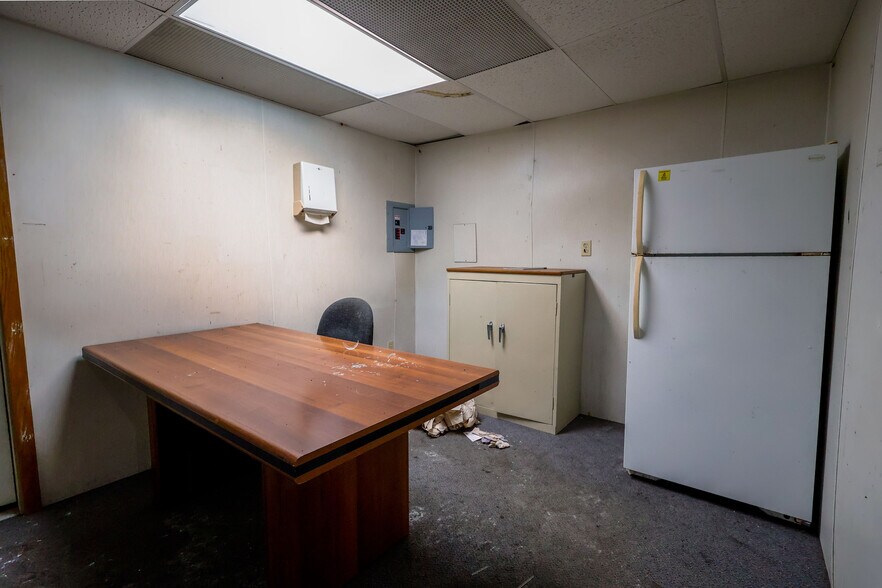 More Photos Of 11830 Shaver Rd, Schoolcraft Office For Sale