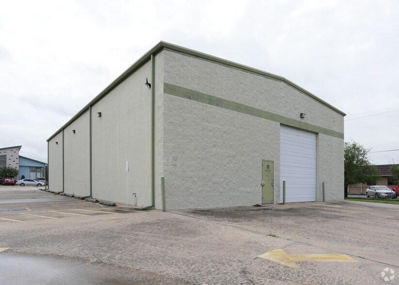 Primary Photo Of 1561 Live Oak St, Webster Warehouse For Lease