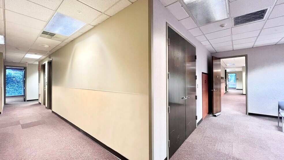 More Photos Of 8800 Roswell Rd, Sandy Springs Office For Sale