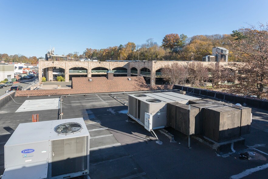 More Photos Of 17-21 Glen St, Glen Cove Storefront Retail Office For Lease