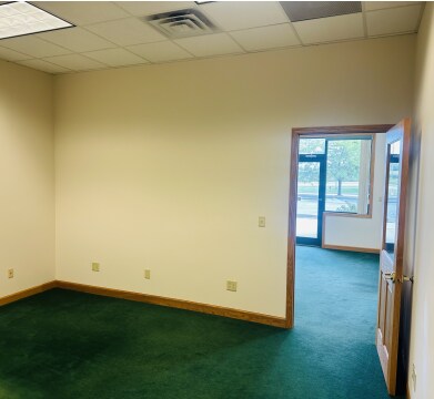 More Photos Of 810-818 Fox Ln, Waterford Freestanding For Lease