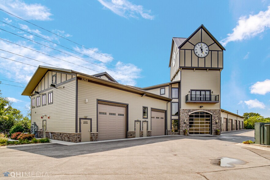 More Photos Of 2108-2260 Ferry Rd, Naperville Showroom For Sale