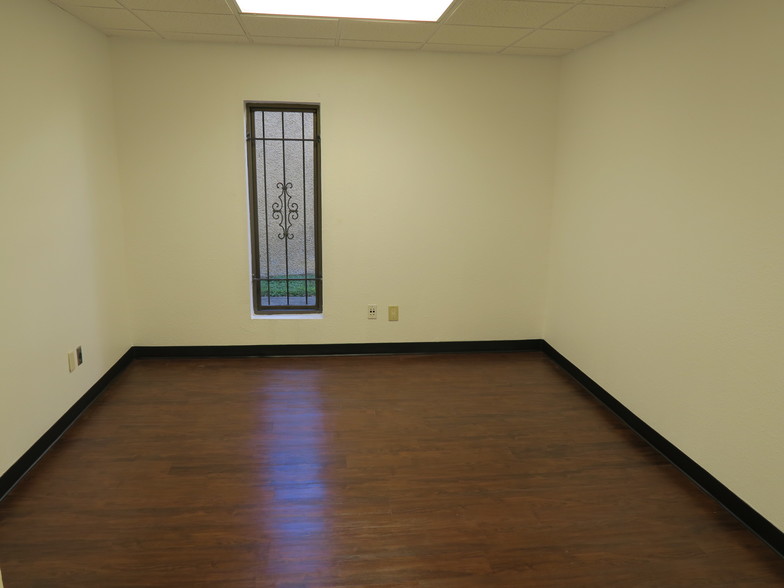 More Photos Of 5610-5613 Southwest Fwy, Houston Mixed Retail For Lease