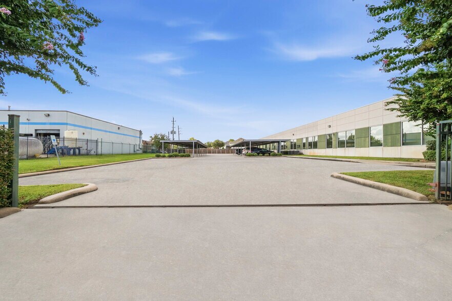 More Photos Of 1030 Regional Park Dr, Houston Office For Sale