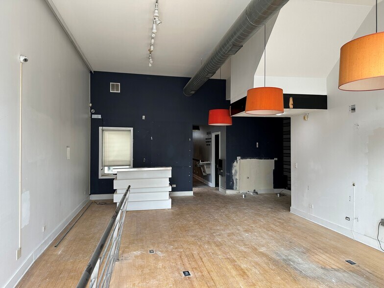 More Photos Of 870 N Orleans St, Chicago Storefront Retail Office For Lease
